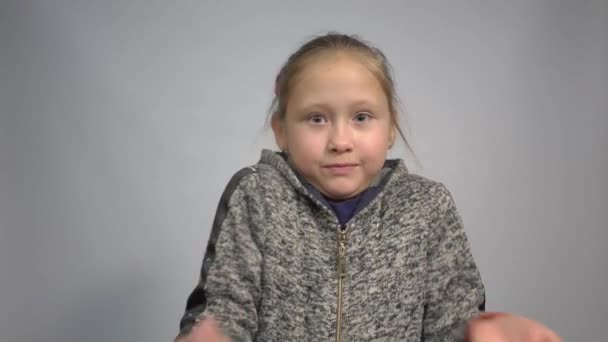 Спантеличена Безглузда Маленька Дівчинка Обіймами Згинаючи Плечі — стокове відео
