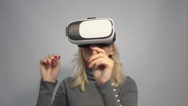Young Caucasian Woman Using Headset Virtual Reality Gray Background — Stok video