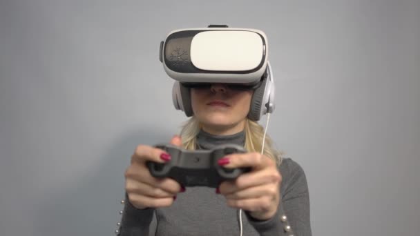 Amazed Young Woman Virtual Reality Using Glasses Headset Play — Stok video