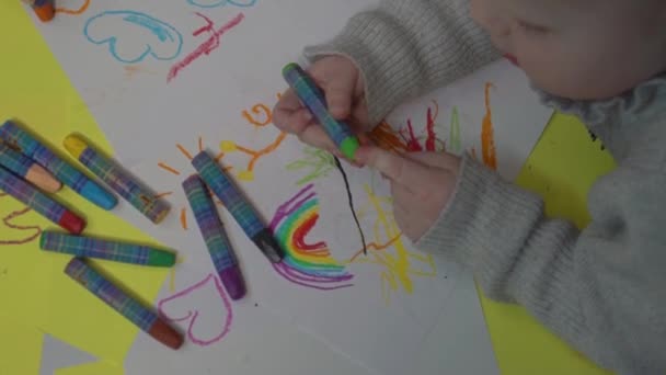 Маленька Мила Дівчинка Малює Картину Білому Тлі — стокове відео