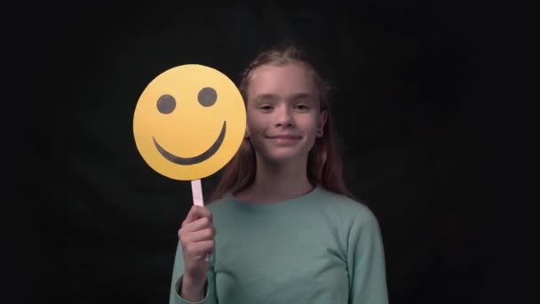 Attractive Young Woman Holding Happy Face Emoticon Icon — Vídeos de Stock