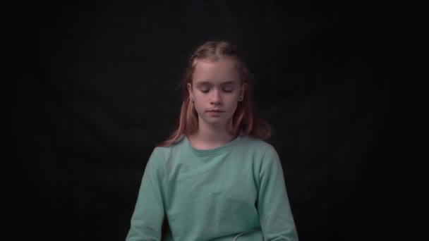 Little Girl Virtual Reality Headset Innovation Technology Education — Video
