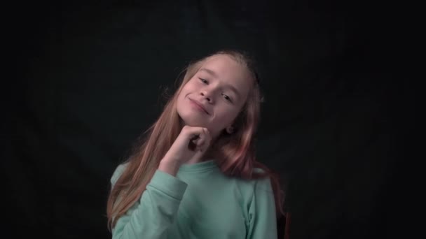 Маленька Позитивна Дівчинка Показує Язик Похмурість Дражнить Робить Обличчя — стокове відео