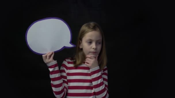 Little Girl Holding Empty White Speech Bubble Thinking Something — Vídeo de stock