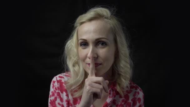 Портрет Привлекательной Женщины Держащей Палец Губах Просящей Хранить Молчание — стоковое видео