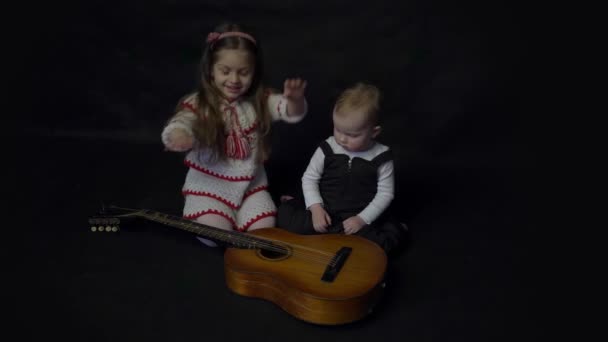 Girls Plays Guitar Babes Playing — Stock video