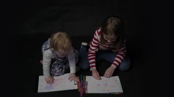 Little Girl Sister Sitting Floor Painting Paint Brush — Vídeos de Stock
