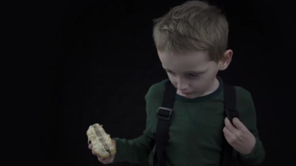 Beautiful European Boy Going Eat Fast Food Happy Child Hamburger — Stock video