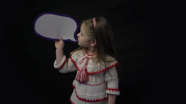 Portrét Šťastná Holčička Drží Řeč Bublina — Stock video