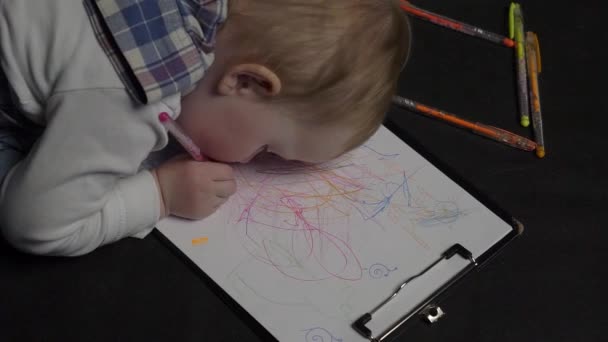 Slow Motion Little Preschool Child Girl Sitting Warm Floor Painting — Stock Video