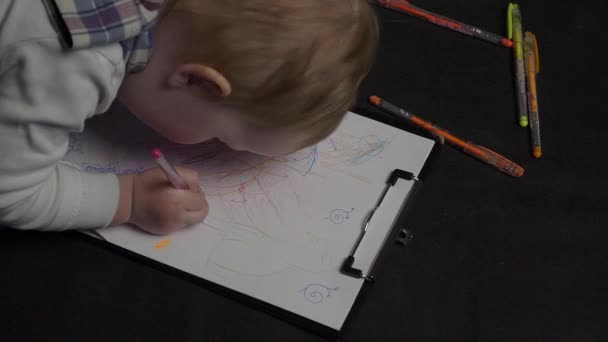 Медленное Движение Ребенка Малыша Сидя Рисовать Картины Цветными Карандашами — стоковое видео