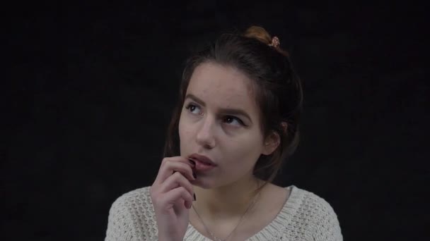 Slow Motion Happy Pretty Teenage Girl Thinking Hand Chin — Stock video