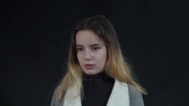 Молодая Кавказская Девушка Улыбается Идеей Вопросом Указывая Пальцем Вверх — стоковое видео