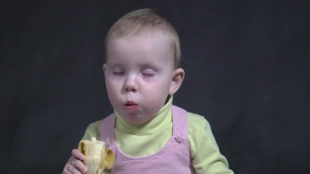 Slow Motion Funny Baby Girl Sitting Child Chair Eating Banana — ストック動画