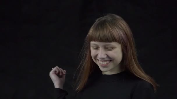 Молодая Девушка Повседневной Одежде Счастливой Прохладной Улыбкой Лице — стоковое видео