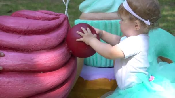 Little Girl Play Candy Nature — Αρχείο Βίντεο