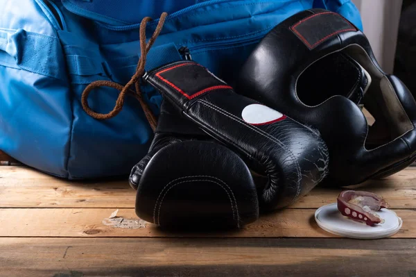 Mundur sportowy do boksu i kickboxingu. Sprzęt do treningu bokserskiego. Rękawice bokserskie, kask i ochraniacz jamy ustnej. — Zdjęcie stockowe