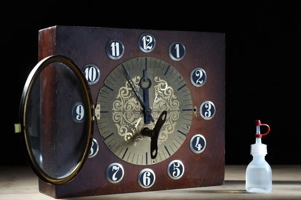 Antiguo reloj mecánico en una caja de madera. Reloj mecánico y aceite. Reloj mecánico de relojería. Reloj de escritorio. —  Fotos de Stock