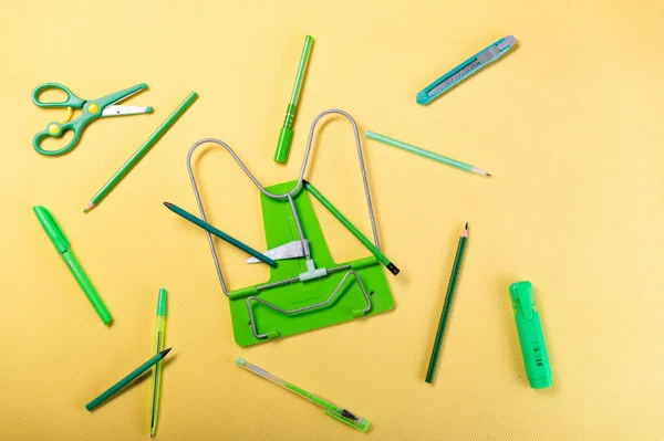 Una variedad de papelería verde. Papelería escolar de un solo color. Artículos de la escuela del mismo color. —  Fotos de Stock