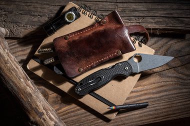 Her gün bıçak seti. Çakı ve fener taşıma. Eski tarz. EDC Biçimi.