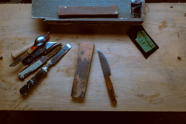 Stare używane narzędzia na stole. Różne narzędzia gospodarstwa domowego. Układy płaskie. — Zdjęcie stockowe