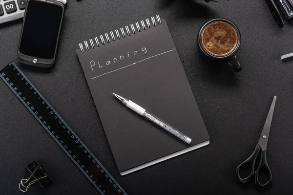 Tareas Planificación Planes Futuros Cuaderno Negro Bolígrafo Blanco Cuaderno Café — Foto de Stock