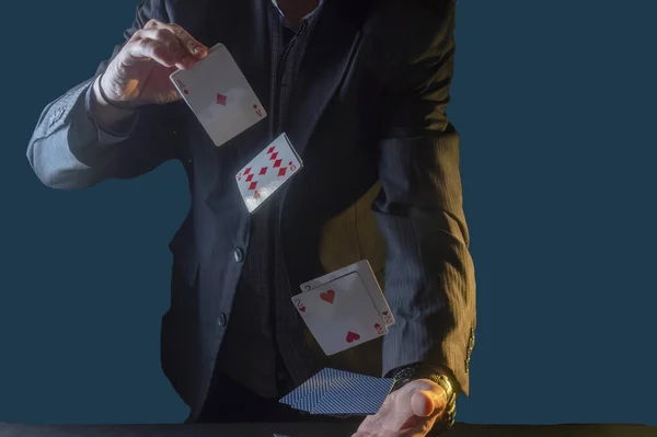 Ένας Άντρας Κουστούμι Παίζει Χαρτιά Κρουπιέρης Ανακατεύει Χαρτιά Σκοτεινό Δωμάτιο — Φωτογραφία Αρχείου