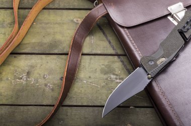 Askeri bıçak ve Sovyet standartlarına göre askeri tablet. Ordu için Sovyet tableti. Ordu için deri çanta. Yukarıdan görüntüle.