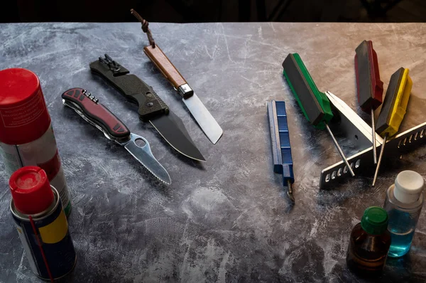 Hay Varios Cuchillos Sobre Mesa Varios Cuchillos Sobre Mesa Cuchillos — Foto de Stock