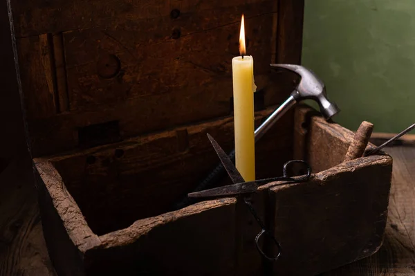 Vela Encendida Cuarto Oscuro Vela Está Una Vieja Caja Madera —  Fotos de Stock