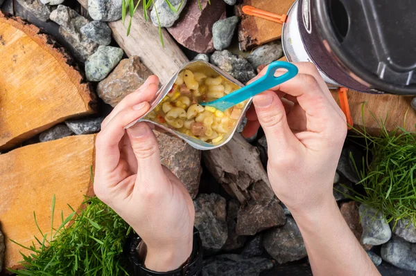 Cooked tourist food. Freeze-dried pasta in a bag. Food for tourists. Food is in the hands of the tourist. Tourist composition.