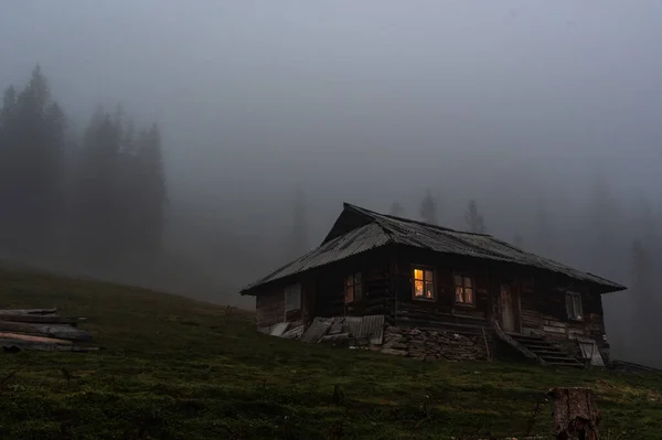 Cabana Solitária Floresta Casa Madeira Solitária Nas Montanhas Casa Sombria — Fotografia de Stock