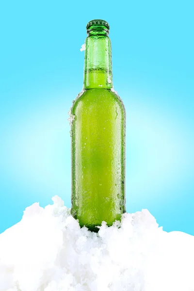 Erfrischendes Kaltes Bier Schnee Flasche Wasser Mit Tropfen Und Eis — Stockfoto