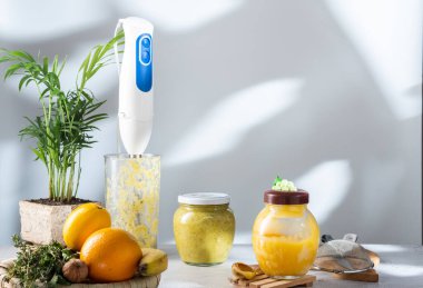 Zencefil, bal ve nane ile taze yapılmış tıbbi reçel. Tatlım, meyve ve nane. Ceviz ve bal. Ev ilacı. Ön görünüm.