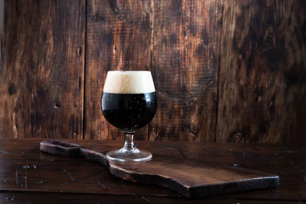 Vaso Cerveza Negra Recién Vertida Cerveza Oscura Tablero Oscuro Cerveza Fotos De Stock Sin Royalties Gratis