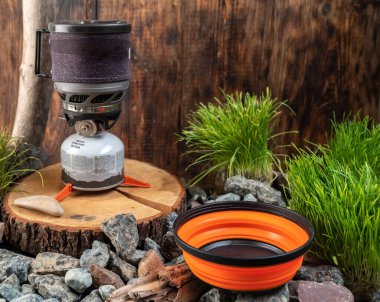 Yemek pişirmek için aletler. Küçük ve taşınabilir mutfak. Taşların üzerinde turist çanağı. Katlanabilir silikon plaka. Yemek için turistler hazır..