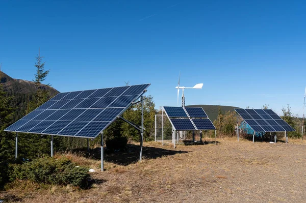 Solkraftverk Skogen Ansamling Solenergi Sparar Elektricitet Miljöenergi Och Miljöanordningar Framifrån — Stockfoto