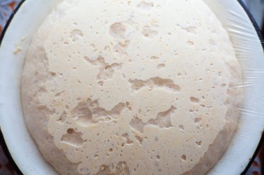 Ekşi hamurlu, ev yapımı pizza tarifi, yakın plan..