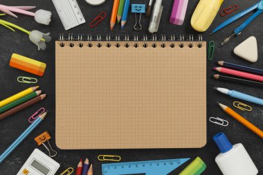 Okul malzemesi siyah karatahta. Uzayı metin için kopyala. Eğitime geri dön.