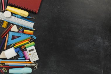 Okul malzemesi siyah karatahta. Uzayı metin için kopyala. Eğitime geri dön.