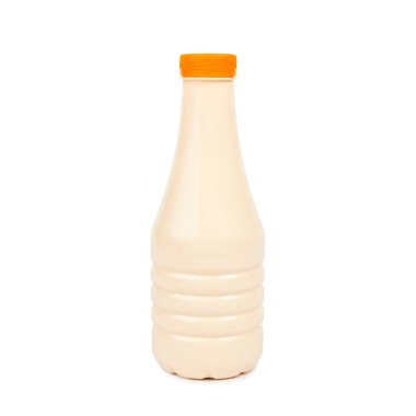 Beyaz zemin üzerinde mayalanmış süt bulunan plastik şişe..