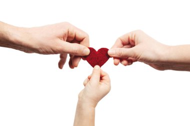 Anne, baba ve bebeğin elleri kalbi tutar. Bir aileye çocuk evlat edinmek. Koruyucu ailede aşk.