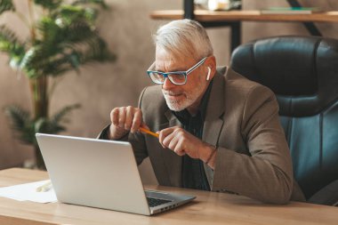 Masadaki ofisteki kıdemli adamı üzdü. İş başarısızlığı ve kriz. Umutsuzluk ve mali sorunlar.