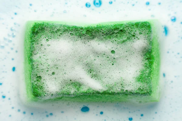 Bulaşıkları köpükle yıkamak için sünger. Ev temizliği.