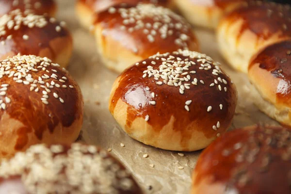 Fırından susamlı taze çörekler, ev yapımı fırın..