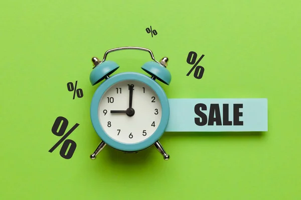季节性销售时间 降价折扣 绿色背景上的时钟和百分比 — 图库照片