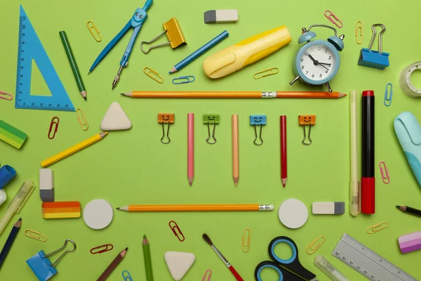 Terug Naar Schoolbus Briefpapier Groene Achtergrond — Stockfoto