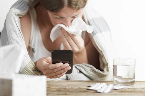 Woman Cold Writes Symptoms Chat Doctor Smartphone Remote Consultation Telemedicine — Stockfoto