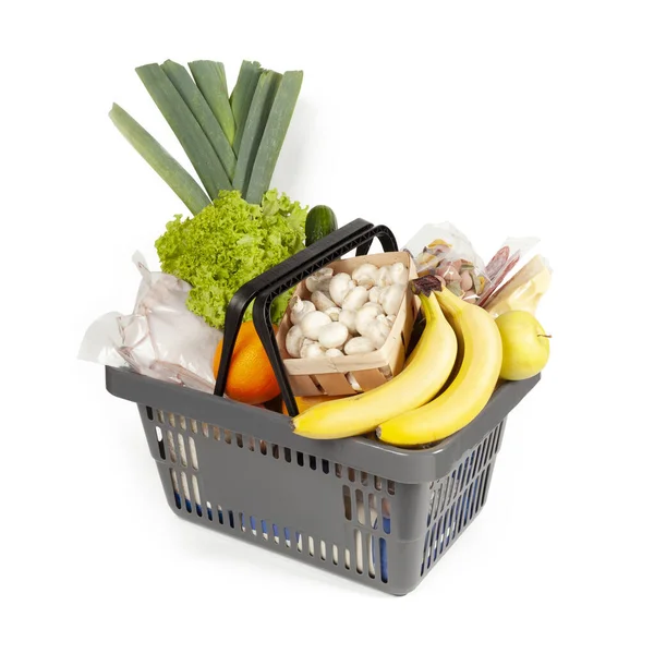 Beyaz arka planda çeşitli bakkaliyeleri olan alışveriş sepeti. Çevrimiçi satın alma ve teslimat, satış.