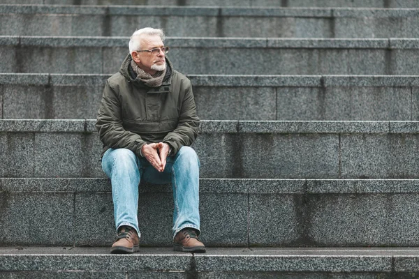 Hombre Mayor Pelo Gris Sienta Solo Trastorno Depresión Ciudadano Jubilado —  Fotos de Stock